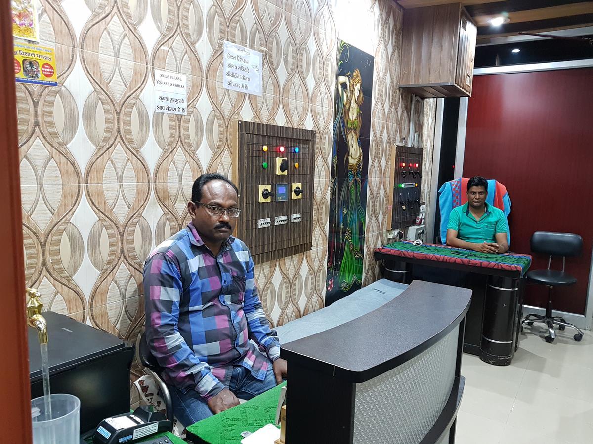 Nanda Hotel Hanumāngarh Exteriör bild